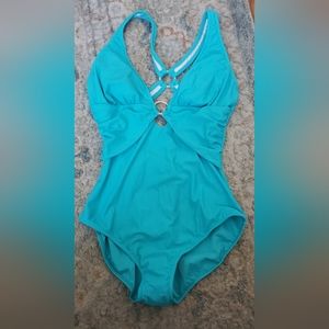 Classy one piece, sz 14....never been worn.